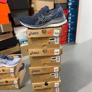 - Asics gel kayano 28 MK size 6.5 women black white